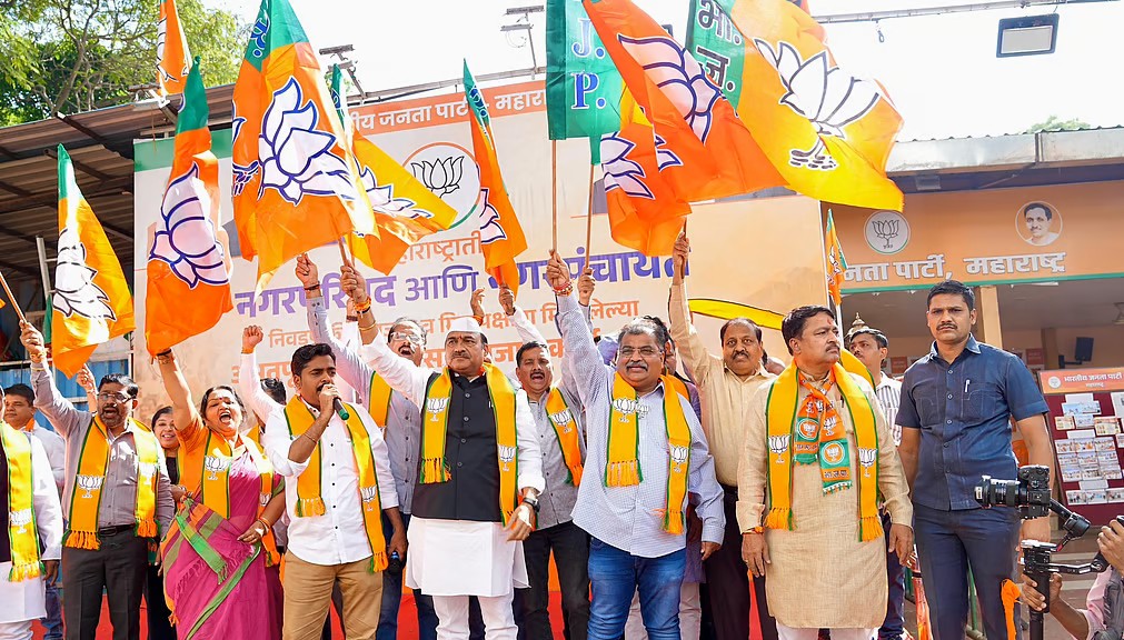 freepressjournal-marathi_2025-12-22_0u8zqkzm_maharashtra-municipal-elections-mahayuti-bjp-number-one